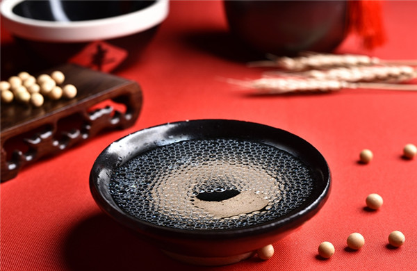 为什么右侧倒酒左侧敬酒